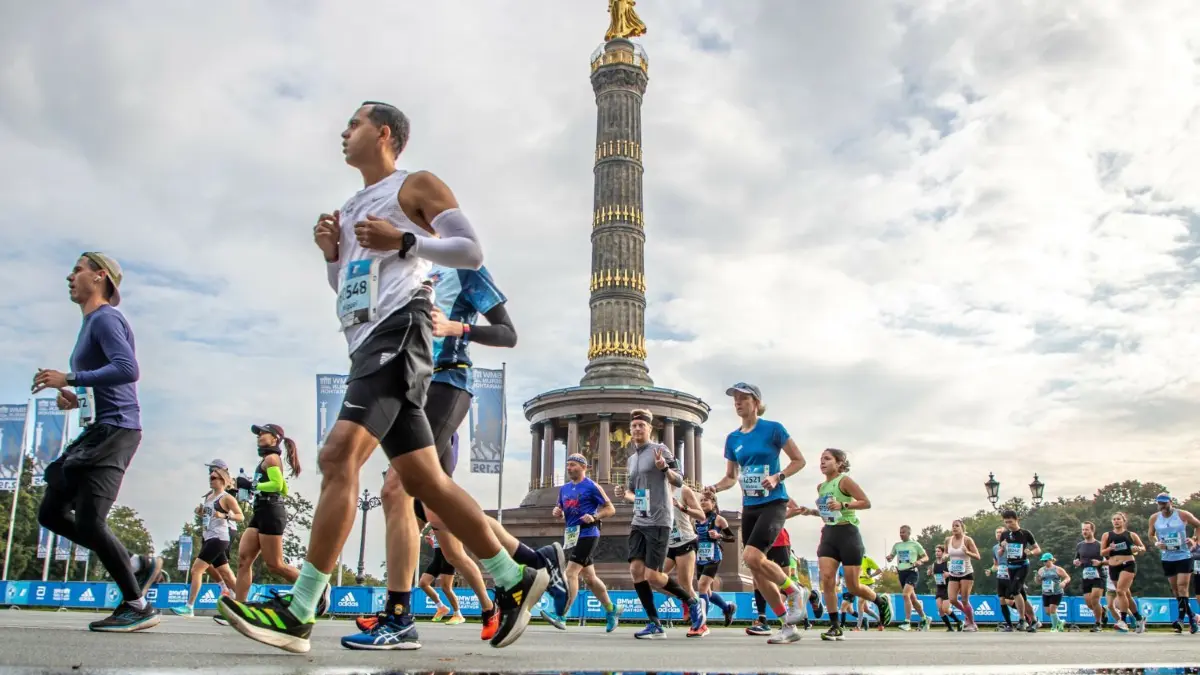 Klimaaktivisten der Letzten Generation haben Aktionen am Berlin-Marathon angekündigt.
ARCHIV - 25.09.2022, Berlin: Leichtathletik: Marathon, Entscheidungen. Die Läufer der ersten Welle des BMW Berlin Marathon passieren auf der Straße des 17. Juni die Siegessäule. (zu dpa: «Fridays for Future: Marathon muss Beitrag zu Klimaschutz leisten») Foto: Andreas Gora/dpa +++ dpa-Bildfunk +++