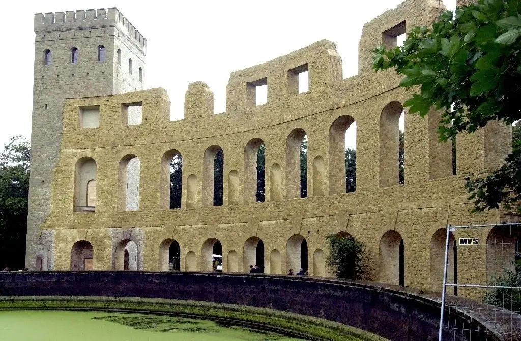 Der Normannische Turm (l.) auf dem Ruinenberg in Potsdam: Die zweite Trockensaison in Folge belastet die Parks in Brandenburg stark. Die Stiftung Schlösser und Gärten griff am Donnerstag zu drastischen Mitteln und sperrte Teile des Parks Sanssouci.