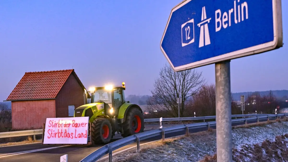Zum vorläufigen Höhepunkt der Bauernproteste fahren Traktoren am Montag in einer Sternfahrt nach Berlin.
10.01.2024, Brandenburg, Jacobsdorf: Landwirte blockieren am frühen Morgen mit ihren Fahrzeugen die Auffahrt auf die Autobahn A12 in Richtung Berlin. Als Reaktion auf die Sparpläne der Bundesregierung hat der Bauernverband zu einer Aktionswoche mit Kundgebungen und Sternfahrten seit dem 8. Januar aufgerufen. Sie soll am 15. Januar in einer Großdemonstration in der Hauptstadt gipfeln. Foto: Patrick Pleul/dpa +++ dpa-Bildfunk +++
