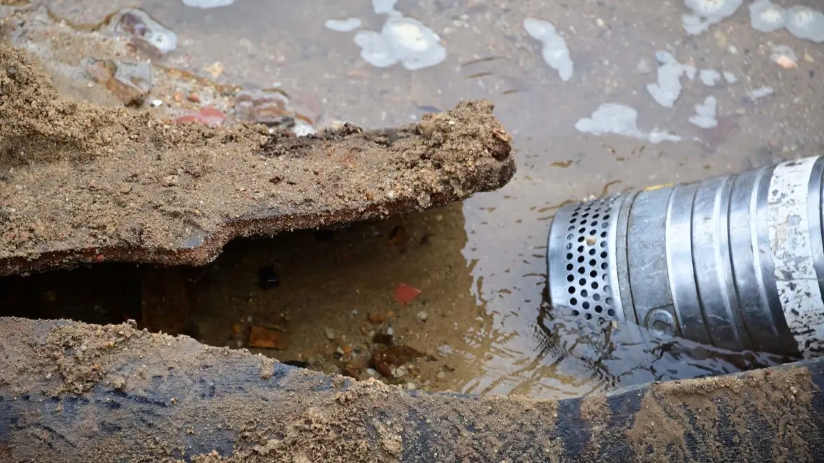 Mitarbeiter der Lausitzer Wasser GmbH & Co. KG haben damit begonnen, den Rohrbruch in der Zittauer Straße in Cottbus zu reparieren. Dazu musste das Rohr mit schwerer Technik freigelegt und das Wasser in der Baugrube mit Hilfe von Pumpen abgesaugt werden.
LWG repariert Rohrbruch in der Zittauer Straße
Mitarbeiter der Lausitzer Wasser GmbH & Co.KG haben am Freitagmorgen damit begonnen, den Wasserrohrbruch in der Zittauer Straße zu beheben. Dazu musste das gebrochene 600-Millimeter-Rohraus den 1960er Jahren mit schwerer Technik freigelegt und das Wasser in der Baugrube mit Hilfe von Rüsselpumpen abgesaugt werden. Danach wurde ein neues Rohrstück angesetzt und mit Hilfe von Flanschen verschraubt. In weiten Teilen des Cottbuser Stadtgebietes hatte es am Donnerstagnachmittag kein Trinkwasser gegeben. Grund war die gebrochene Hauptleitung in der Zittauer Straße. Nach zweieinhalb Stunden stand die Versorgung wieder. Der Auslöser für die Havarie blieb zunächst unklar. Dafür stand die Versorgung zweieinhalb Stunden später wieder.