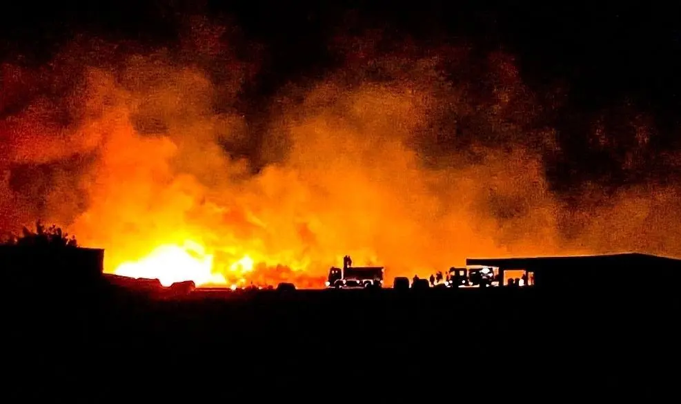 Ein abgeerntetes Getreidefeld hat am späten Sonntagabend in Teschendorf gebrannt.