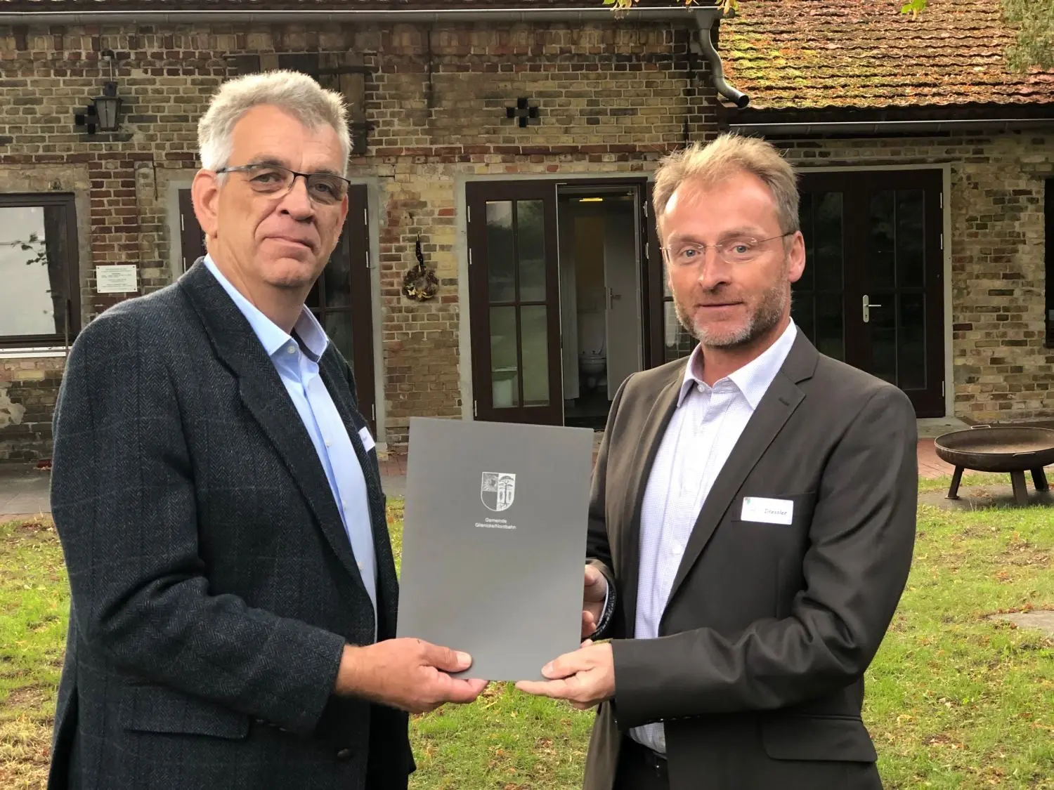 Der Glienicker Archäologe Torsten Dressler (links) erhielt die Ehrenurkunde von Gemeindevorsteher Uwe Klein.