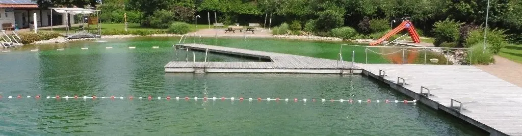 Solch einen Schwimmteich findet man selten – in Brück seit 2002.Fotos: www.naturbad-brueck.de