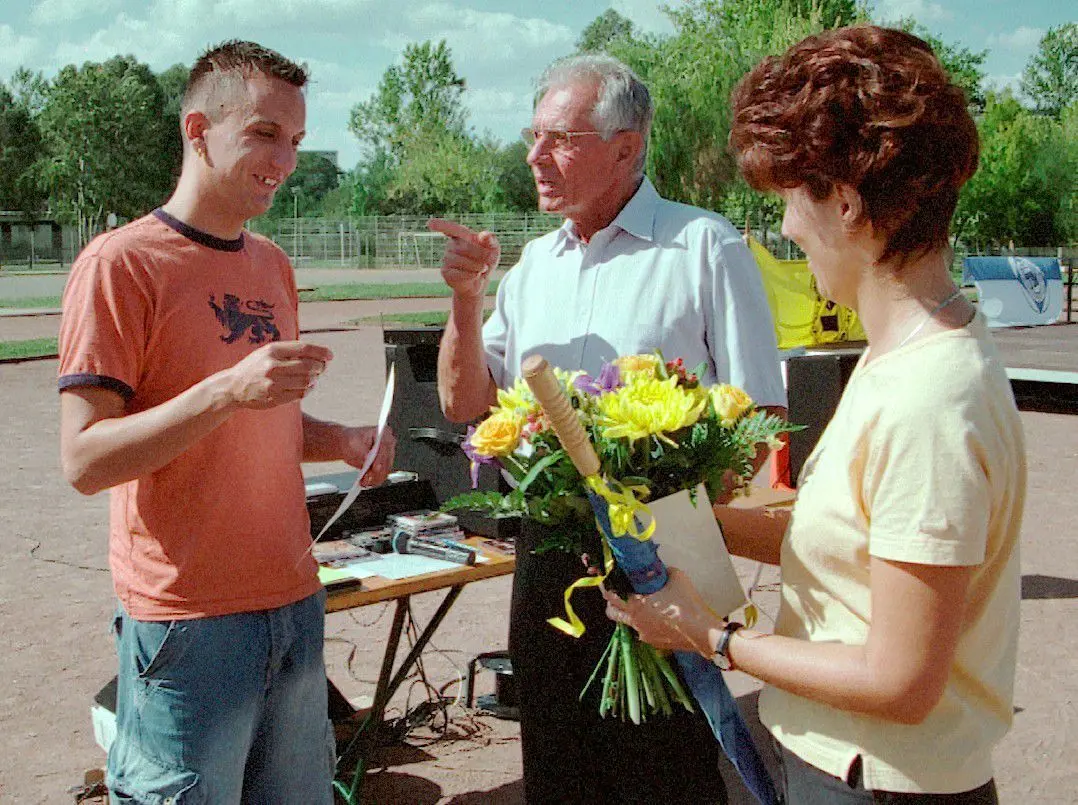 Ehrenamt Thomas Urban (l.), Übungsleiter der Behindertenfußballmannschaft der Lebenshilfe Schwedt wird für ehrenamtliches Engagement durch MOZ und IG Sport (Vors. Dieter Fiebig, Mi., und Sabine Haarbach) gewürdigt