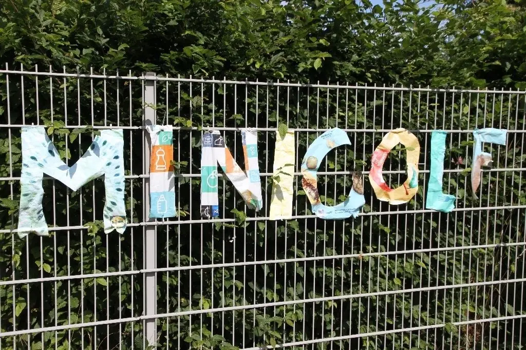 Kreative Begrüßung am Eingang zur Minigolf-Anlage: Bunt gestaltet ist der Schriftzug am Zaun der 18-Loch-Anlage.