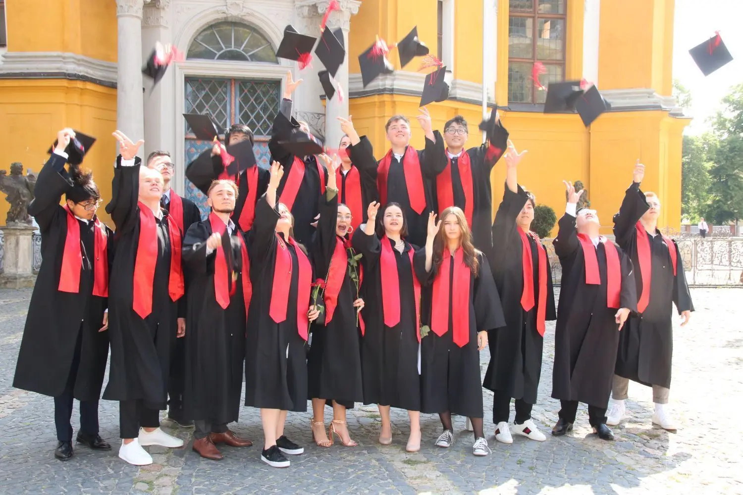 Lassen die Hüte fliegen: Abiturienten der Rahn-Schule vor dem Klosterportal in Neuzelle.