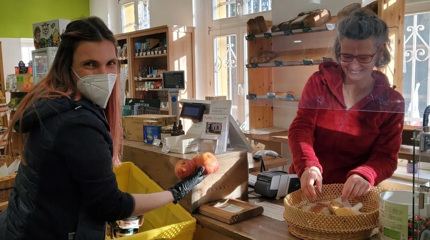 Sarah Weinreich (links) aus Hoppegarten ist Brandenburg-Botschafterin von Foodsharing. Bei Kathys Bioladen von Kathy Wolf (rechts) in Neuenhagen rettet sie regelmäßig Lebensmittel, die sonst im Müll landen würden.