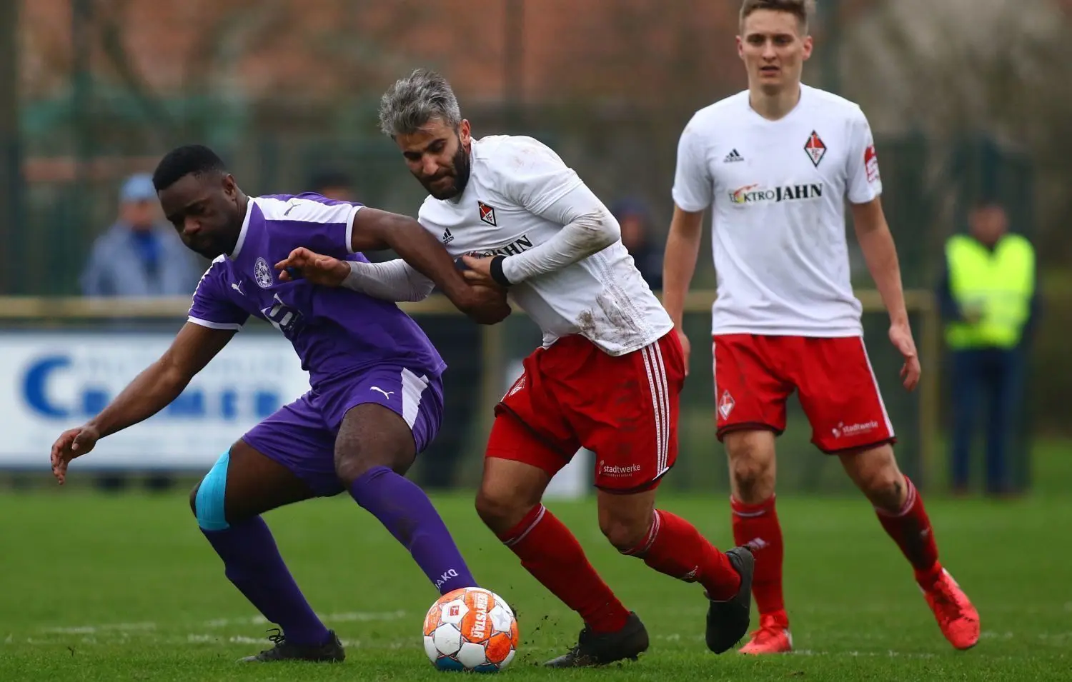 Zweikampf in der Partie SV Altlüdersdorf gegen den 1. FC Frankfurt mit Kuba Vulu (links) gegen Anastasios Alexandropoulos von den Gästen.