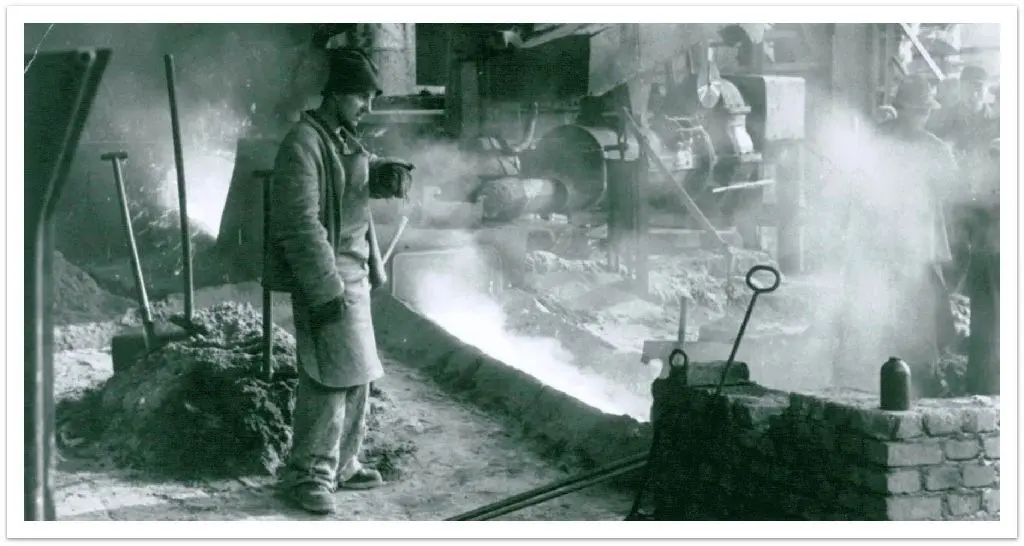 Bewegte 70 Jahre: 1991 bangten die Menschen um ihr EKO und demonstrierten für den Erhalt des Stahlstandortes. 30 Jahre (r.) vorher wurden die Hochhäuser in der Leninallee schick gemacht.  1951 ging der Hochofen I in Betrieb. Auf dem Bild ist ein Abstich zu sehen. Die historische Axt vom 18.8.1950 mit Gravur "Erster Axthieb für Eisenhüttenkombinat Ost" ist im Städtischen Museum ausgestellt. Eisenhüttenstadt nennt das größte deutsche Flächendenkmal in Sachen DDR-Architektur sein Eigen (unten).