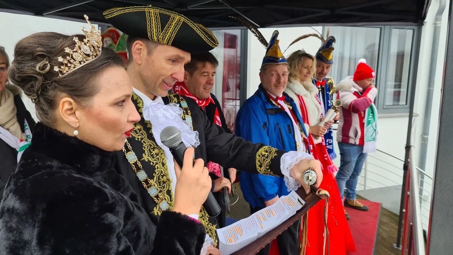 Die Prinzenpaare – hier Cindy I. und Maik LIII. vom KCH – sprachen zum Volk, bevor ihnen OB Steffen Scheller die Stadtschlüssel aushändigte.