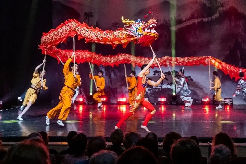 Ein chinesisches Fest ohne Drachen ist undenkbar. Die Meisterakrobaten aus dem Reiche der Mitte versetzen das Publikum in Schwedt nicht in Angst und Schrecken, dafür aber mehrfach in Staunen.