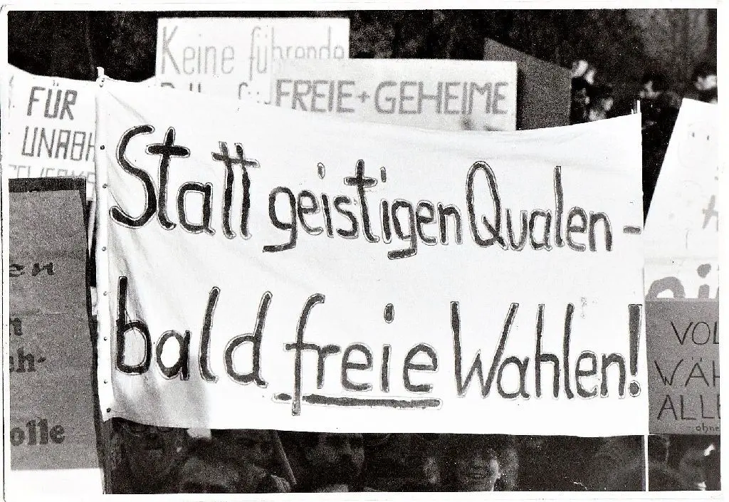 Forderungen auf Baumwolle während der Demonstration für freie Wahlen am 18. November 1989 in Oranienburg.
