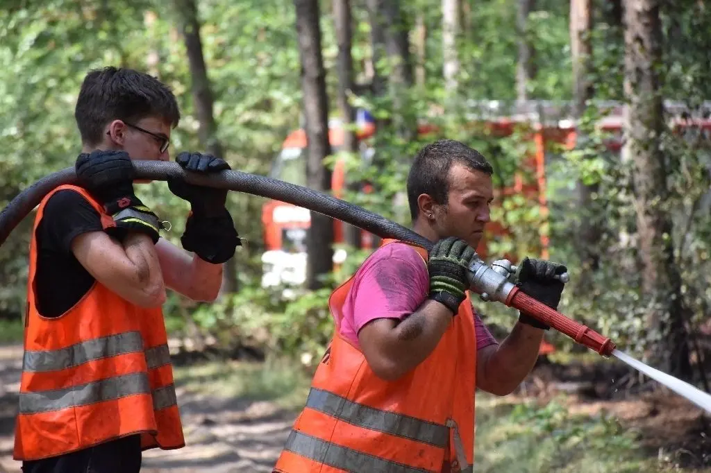 Schwerstarbeit bei fast 40 Grad. Bereits am Morgen waren fast 50 Feuerwehrleute im Wald bei Nassenheide im Einsatz. Danach ging es Schlag auf Schlag weiter.