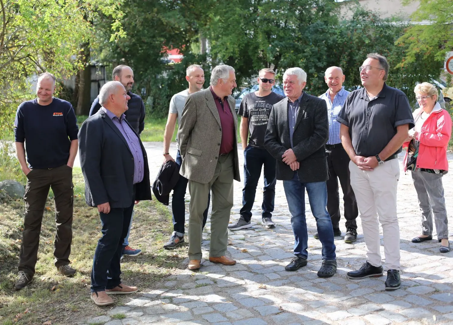 Gleich mehrere Einwohner und Sponsoren kamen zu Einweihung. Dietrich Bester (2. v.r.) hatte sie zusammengetrommelt.