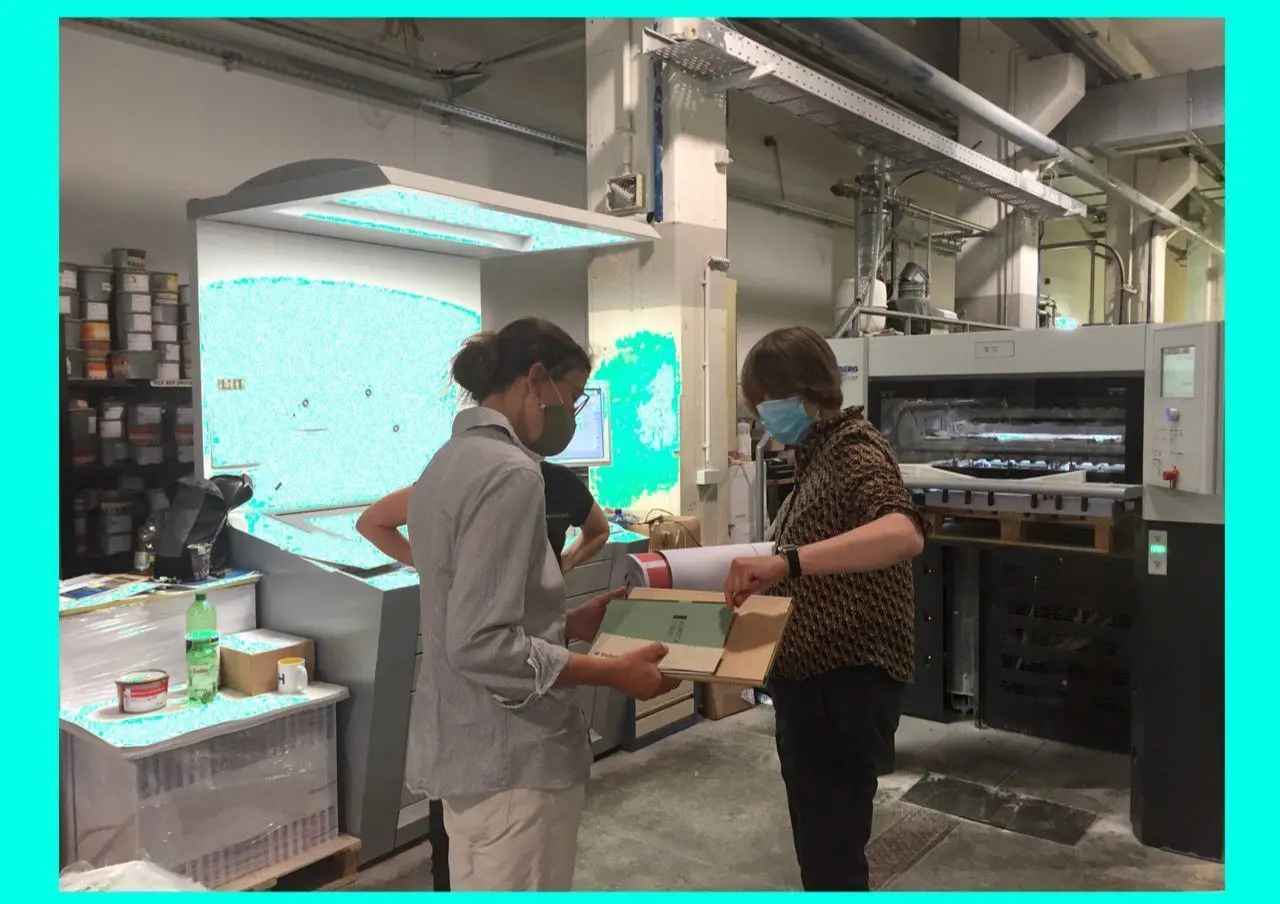 Die Verlegerinnen Katrin Kabelitz und Viktoria Sandhofer in der Druckerei
