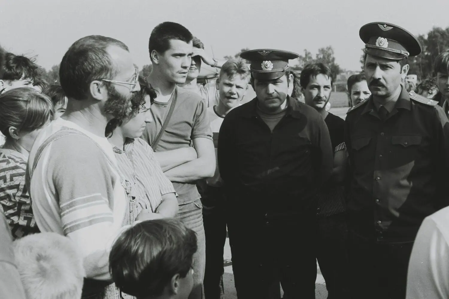 Am 21. Mai 1990 demonstrierten Neuruppiner gegen die militärische Nutzung des Flugplatzes durch die Rote Armee.
