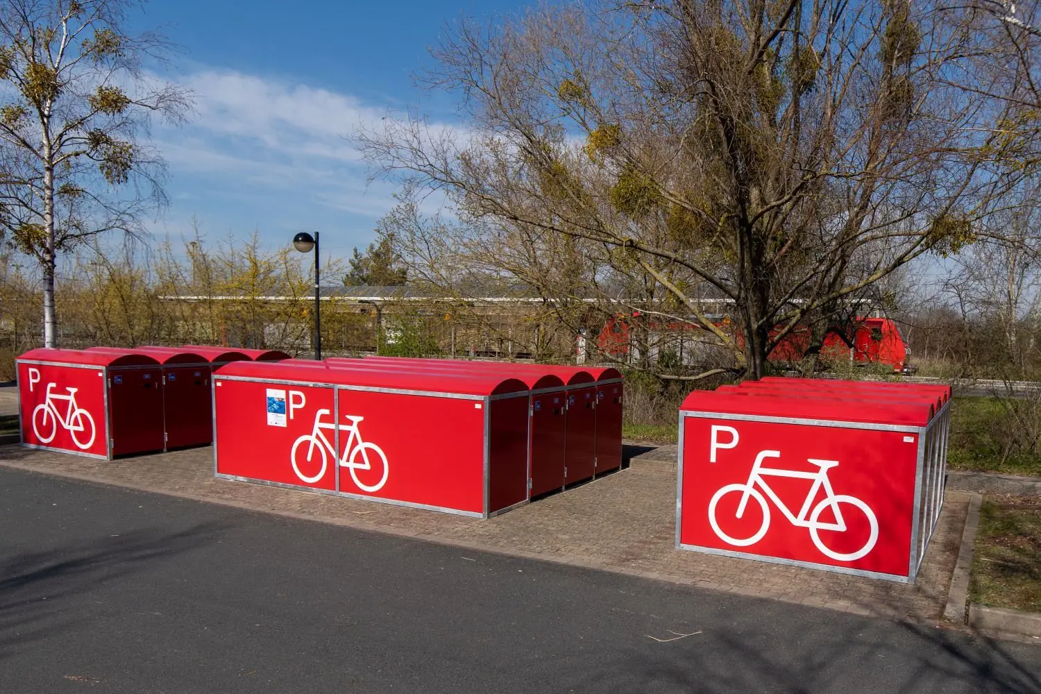 15 barrierefreie Fahrradboxen zur unentgeltlichen Nutzung durch Pendlerinnen und Pendler, wie beispielsweise am Bahnhof Schwedt Mitte, tragen dazu bei, die Nutzung des Fahrrads im Alltag voranzutreiben. Noch gibt es laut Frank Bretsch allerdings zu wenige dieser Abstellplätze für Fahrräder.