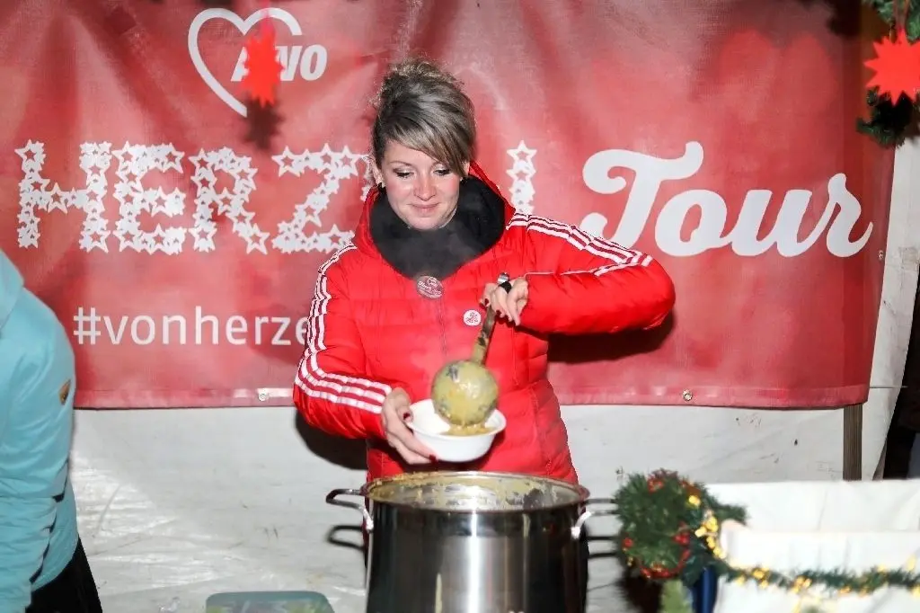 Essen, Karussell und Kulturprogramm gestaltet viele Helfer und Ehrenamtliche kostenfrei für die Besucher des Weihnachtsmarkts der AWO-Von-Herzen-Tour.