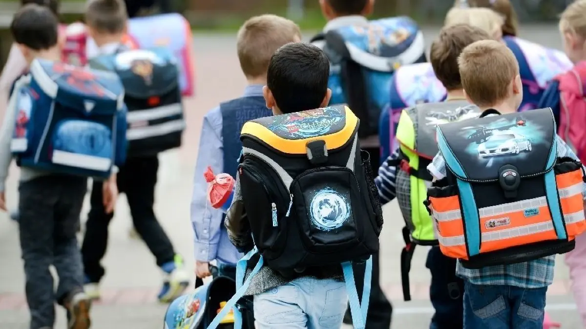 Symbolbild Schulkinder
ARCHIV - 13.09.2014, Niedersachsen, Hannover: Erstklässler gehen mit ihren Ranzen und Zuckertüten zum ersten Mal in der Grundschule Am Stöckener Bach in Hannover (Niedersachsen). (zu dpa "278 000 Schüler mehr bis 2030" am 04.05.2018) Foto: Peter Steffen/dpa +++ dpa-Bildfunk +++