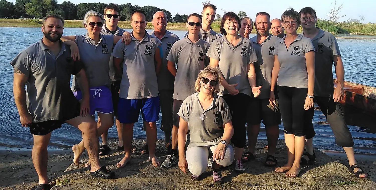 Die Letschiner Tischtennis-Drachenbootcrew in Kienitz: Martin Zickrick, Romi Seiler, Tim Steinicke, Jens Homann, Jens Homann, Hans-Joerg Vollberg, Kevin Jelonek, Joey Schramm, Susanne Gebauer, Andreas Schielke, Reinhard Zickrick, Dirk Malkowsky, Christine Malkowsky, Torsten Koller (v. l.) und Monika Wettengel (hockend) sind Stammgäste bei diesem Traditionswettbewerb.