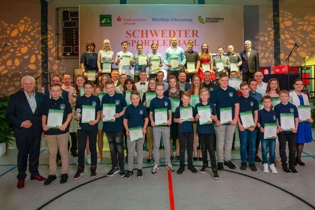 Populäre Sportler mehrerer Generationen: Von den Fußballtalenten (vordere Reihe) bis hin zur "reiferen Jugend" in verschiedenen Sportarten reichten die Kandidaten bei der 25. Auflage der MOZ-Umfrage "Sportler des Jahres" – obligatorisch stellten sich alle Kandidaten nach der feierlichen Siegerehrung zum Gruppenfoto für die Zeitung und die Fotoalben noch einmal vor und auf der Bühne auf.