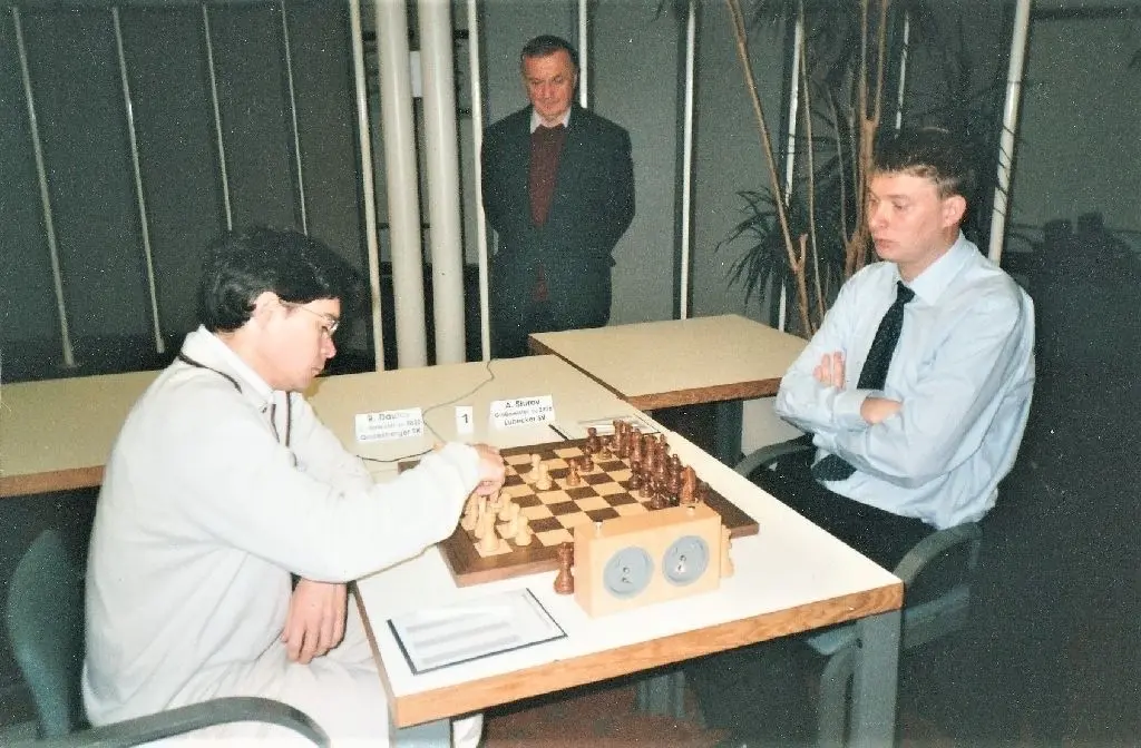 Hier spielen Rustem Dautov und Alexei Shirov gegeneinander, unter den wachsamen Augen Manfred Kuhles.Fotos: privat
