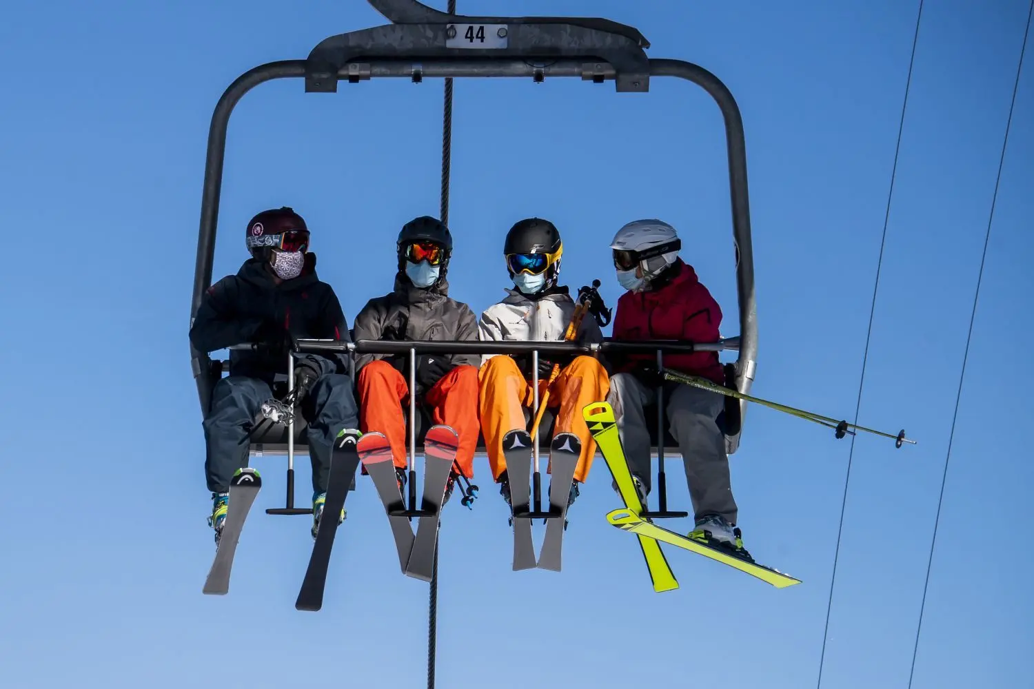 Skifahrer mit Gesichtsmasken fahren mit einem Sessellift am Eröffnungstag des Skigebiets Verbier in den Schweizer Alpen. Nach dem Corona-Gipfel am 25.11. appellierte Söder an die Bevölkerung Skiurlaub ausfallen zu lassen.