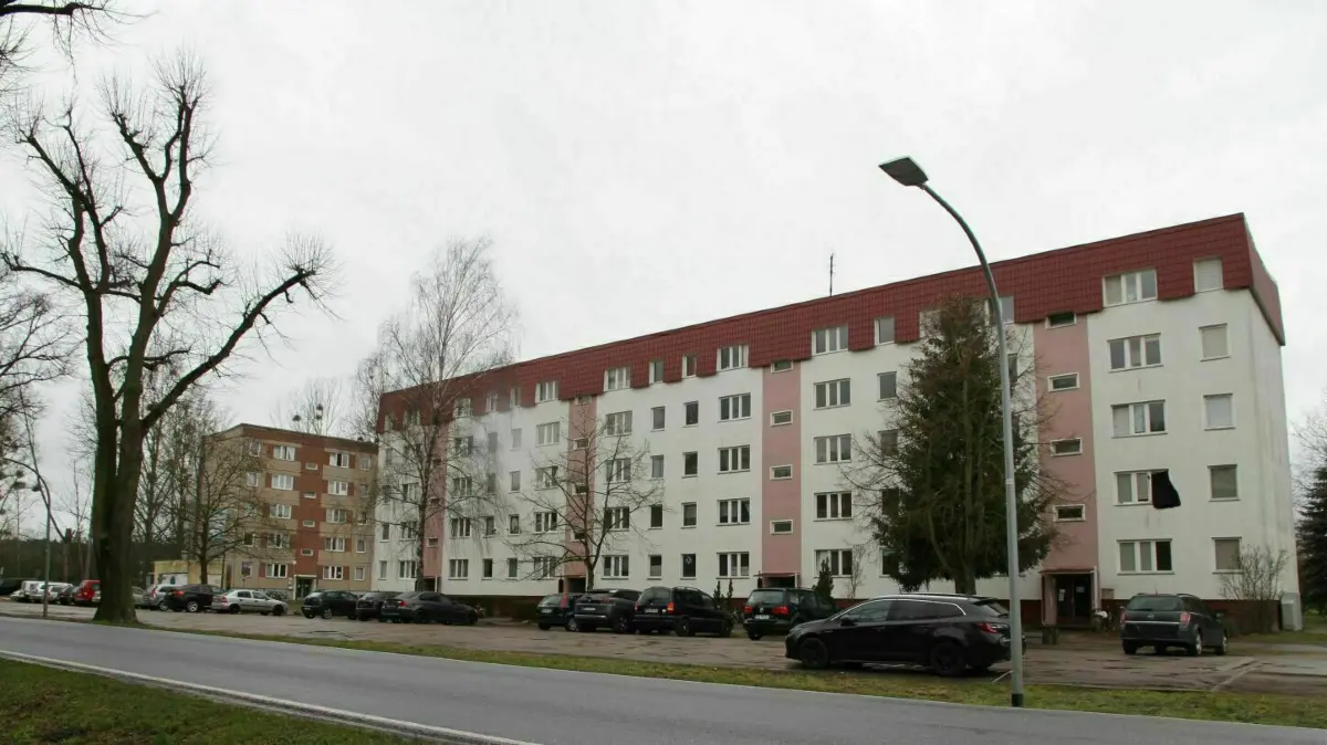 Lebensraum Wohnblock: Über den Internationalen Bund (IB) wird die Gemeinschaftsunterkunft für Flüchtlinge am Dorfrand von Neuhardenberg geführt. Es gibt sogar ein Büro im Aufgang rechts.
Lebensraum Wohnblock: Über den Internationalen Bund (IB) wird die Gemeinschaftsunterkunft für Flüchtlinge am Dorfrand von Neuhardenberg geführt. Es gibt sogar ein Büro im Aufgang rechts.