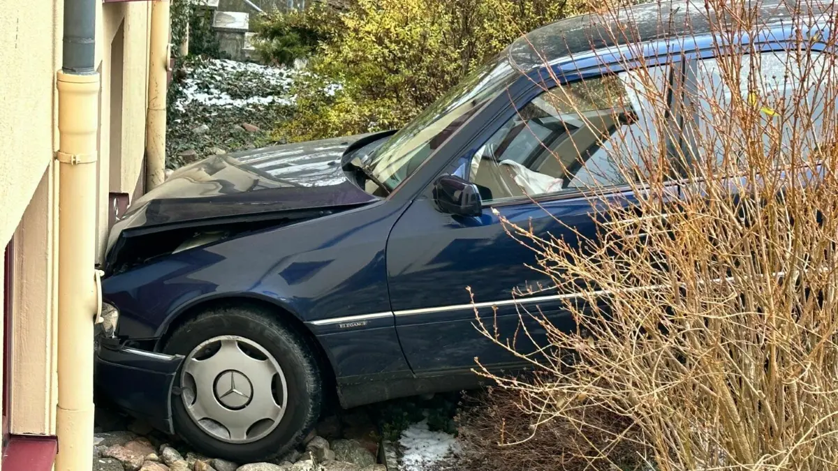 Unfall in Fürstenwalde: Ein Pkw ist an der August-Bebel-Straße in eine Hauswand gekracht.
Schwerer Unfall in Fürstenwalde: Ein Pkw ist an der August-Bebel-Straße in eine Hauswand gekracht.