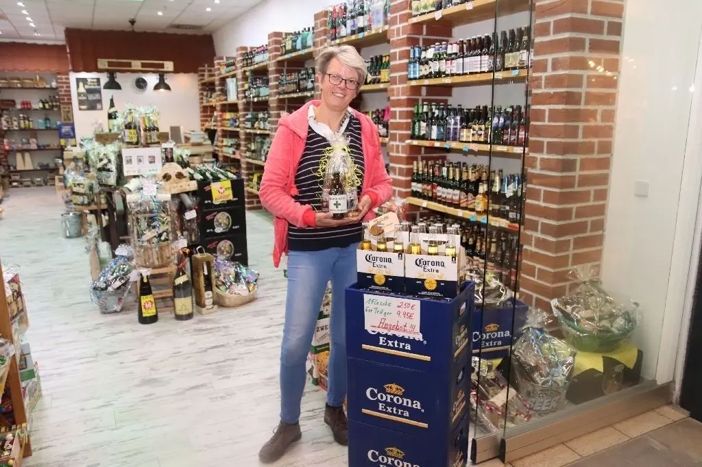 Nachschub gesichert: Andrea Paradowski bedient noch bei "Welt der Biere" im Kaufpark Eiche die Kunden. Sie hat auch ein "Corona"-Bier im Angebot – allerdings nicht gerade zum kleinen Preis.