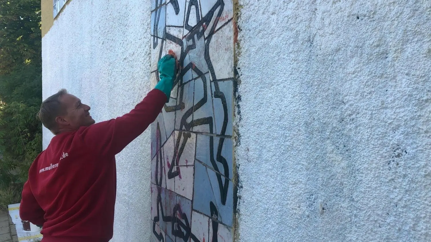Am 7. September 2023 ist das Mosaik an der Fassade der ehemaligen Schule V am Platz der Jugend in Eisenhüttenstadt gereinigt worden. Auch die Nazi-Hetze und die Drohungen gegen P. (16) sind verschwunden.