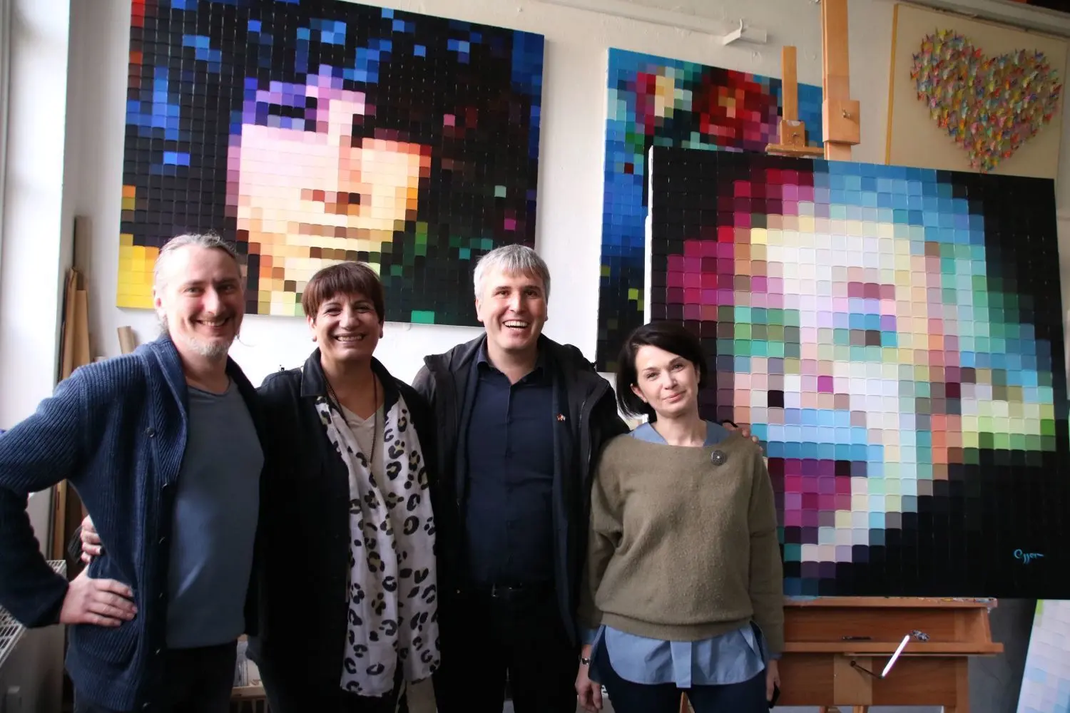 Besuch im Atelier von Sveta Esser (r.) und Alex Pauker in Oranienburg. Alexander Laesicke schenkt Kfar Jonas Bürgermeisterin Shoshi Kachlon-Kidor den gepixelten Einstein.