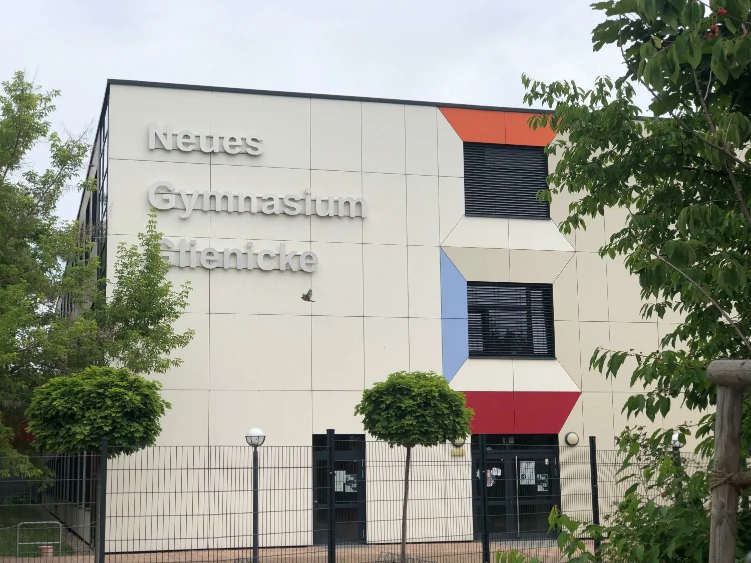 Das private Neue Gymnasium in Glienicke kann um eine Etage aufgestockt werden. Das könnte die akuten Platzprobleme an den staatlichen Schulen in den S-Bahn-Gemeinden lösen.