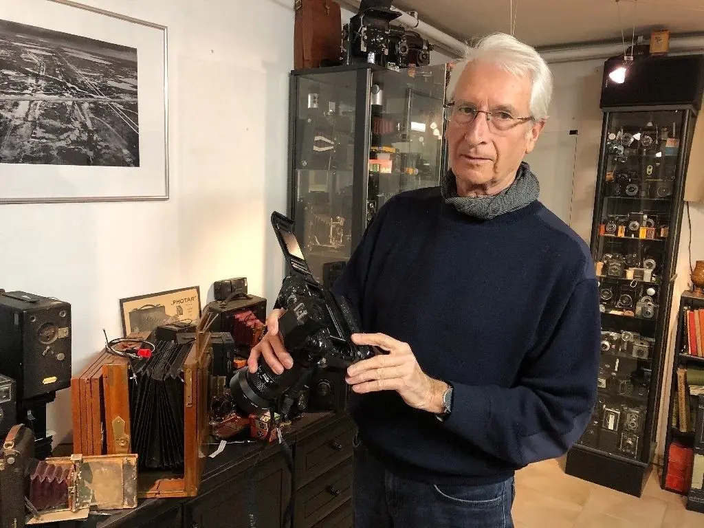 Eine der Jüngsten aus der Sammlung: Volkmar Billeb hält eine analoge Nikon-Spiegelreflex-Kamera in den Händen. Mit ihr arbeitete der Fotoreporter bis 1990 in Moskau – "die war zuverlässig, optisch sehr gut – ein schönes Gerät".