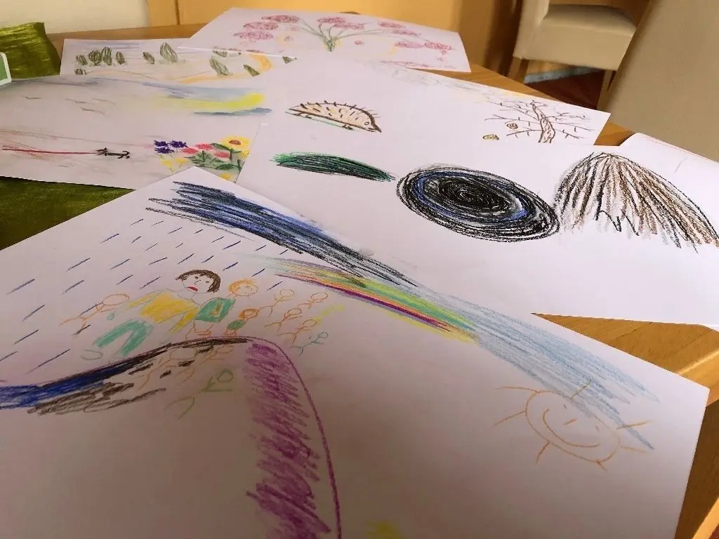 Emotionen auf das Blatt bringen: In der Trauergruppe von Jacqueline Werk sollen die Teilnehmer Bilder malen, die ihre Gefühle widerspiegeln, um danach mit den anderen Gruppenmitgliedern darüber zu sprechen.