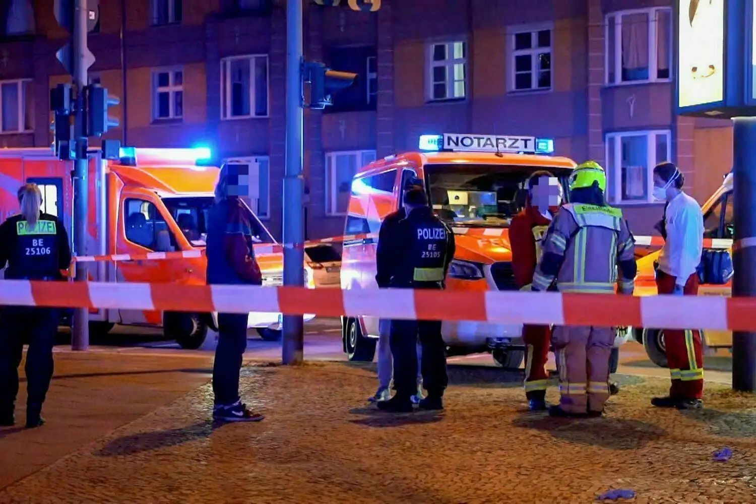 Bei einer Messerattacke in Berlin-Hohenschönhausen ist ein Mann getötet und mindestens ein weiterer schwer verletzt worden.
