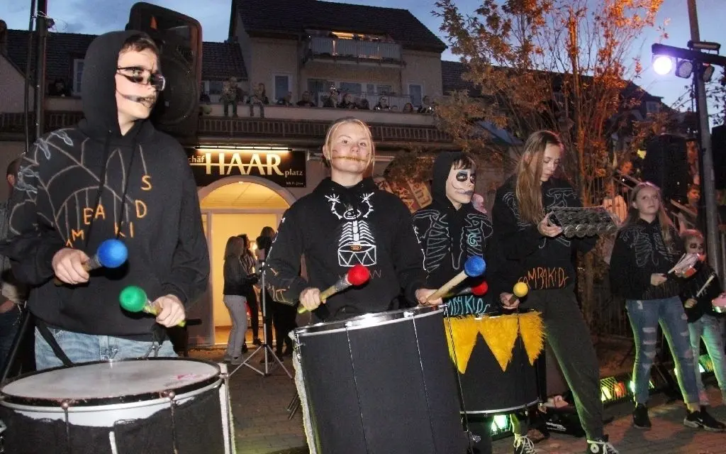 Eingeheizt: Beim Halloweenfest am Neuenhagener Schäferplatz sorgten einmal mehr die Sambakids für Stimmung. Sie führten später auch den Lampionumzug an.