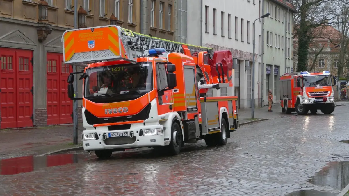 Die Feuerwehr musste auch von Neuruppin aus wegen umgestürzter Bäume und abgefallener Äste nach dem Sturm zahlreiche Einsätze fahren.
Zahlreiche Feuerwehreinsätze mussten in Neuruppin nach dem Sturm gefahren werden.
