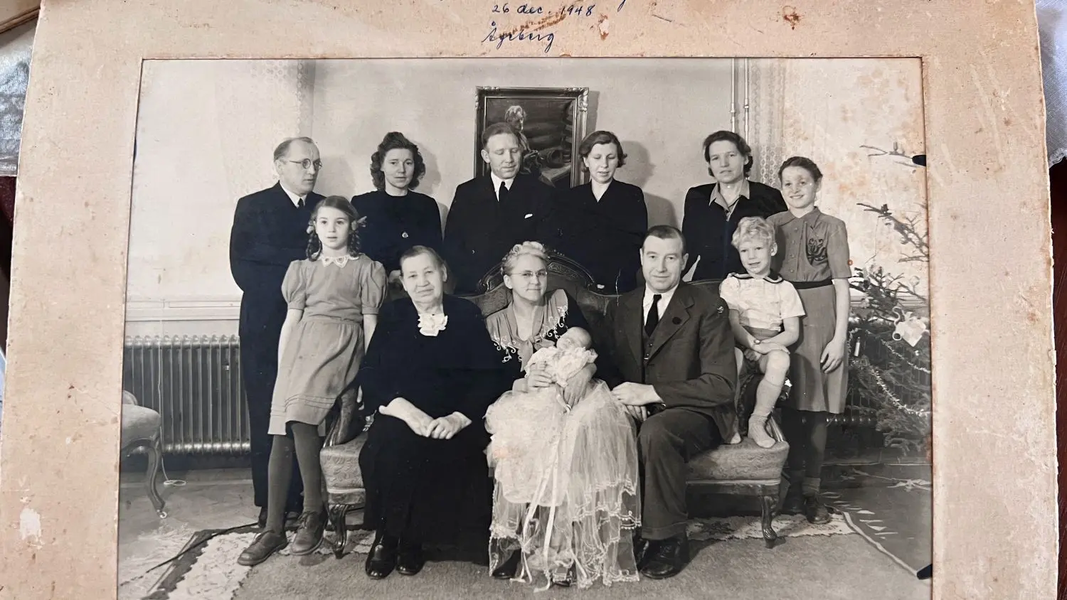 Am 26. Dezember 1948 entstand in Schweden dieses Familienfoto. Anne (unten links) und ihre Schwester Inge (rechts) fühlten sich geborgen in ihren Pflegefamilien.