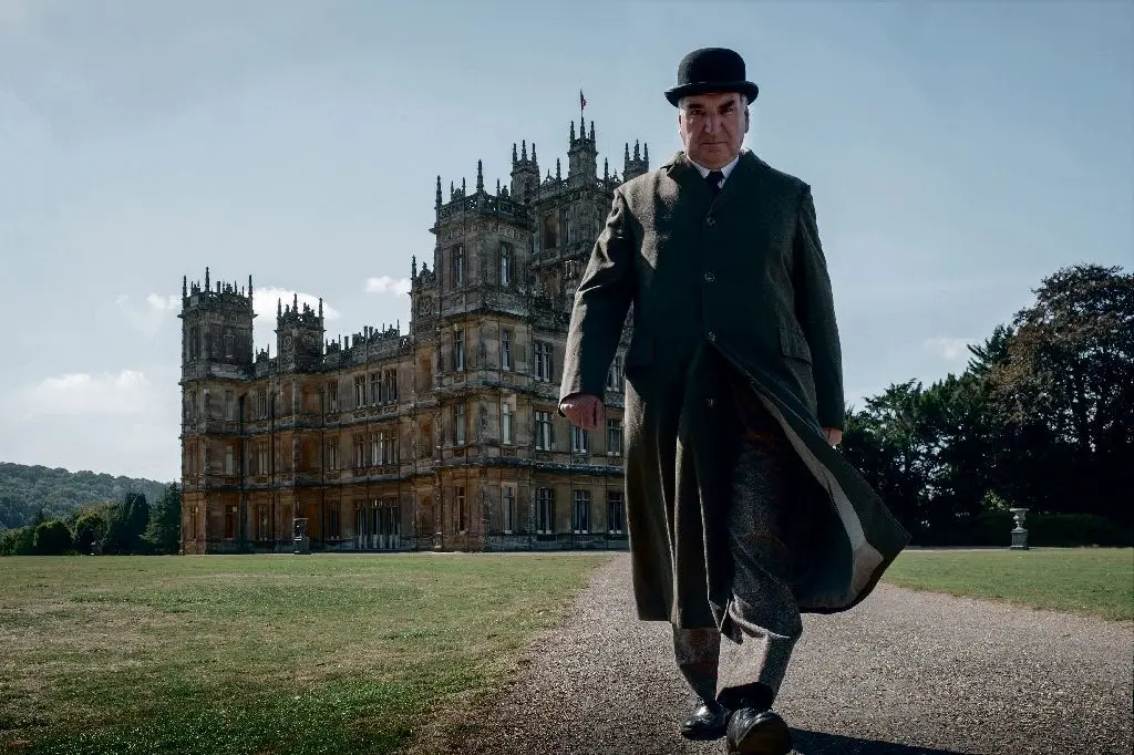 Jim Carter als Mr. Carson verlässt Downton Abbey alias Highclere Castle.