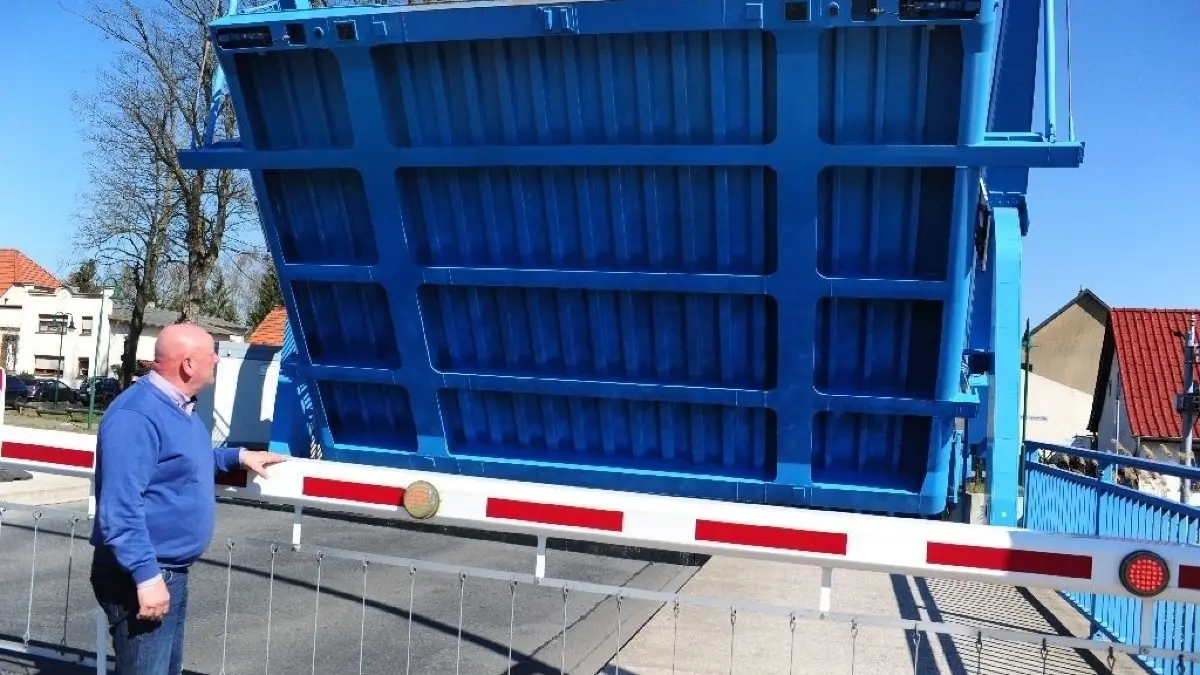Zwei Tage lang gesperrt: Die Wartung der Brücke über die L 100 in Zerpenschleuse nahm einige Zeit in Anspruch. Hans Frodl überzeugte sich vom Fortgang der Arbeiten mit eigenen Augen.
Hans Frodl, GF Wasser- und Bodenverband Schnelle Havel an der L 100-Brücke in Zerpenschleuse