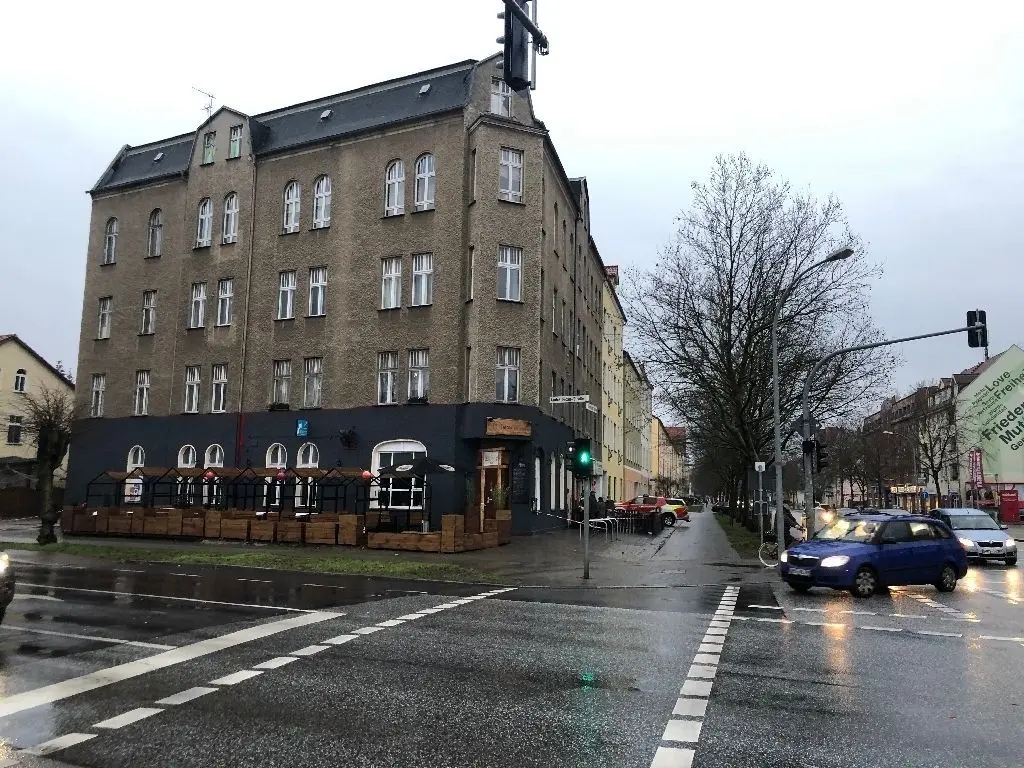 Vom Flur dieses Gebäudes ging der üble Gestank am Donnerstagabend in Oranienburg aus. Es wurde evakuiert. Die Feuerwehr war bis Freitagmorgen im Einsatz.