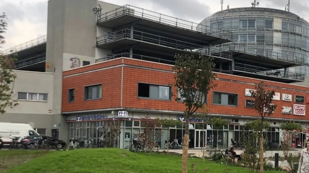 Die bauliche Substanz der Bahnhofspassage Bernau lässt zu wünschen übrig. Nach dem Decken-Einsturz aufgrund von Starkregen stellen einige Stadtverordnete dem Eigentümer ein schlechtes Zwischenzeugnis aus – und fordern Konsequenzen.
Bahnhofs-Passage Bernau