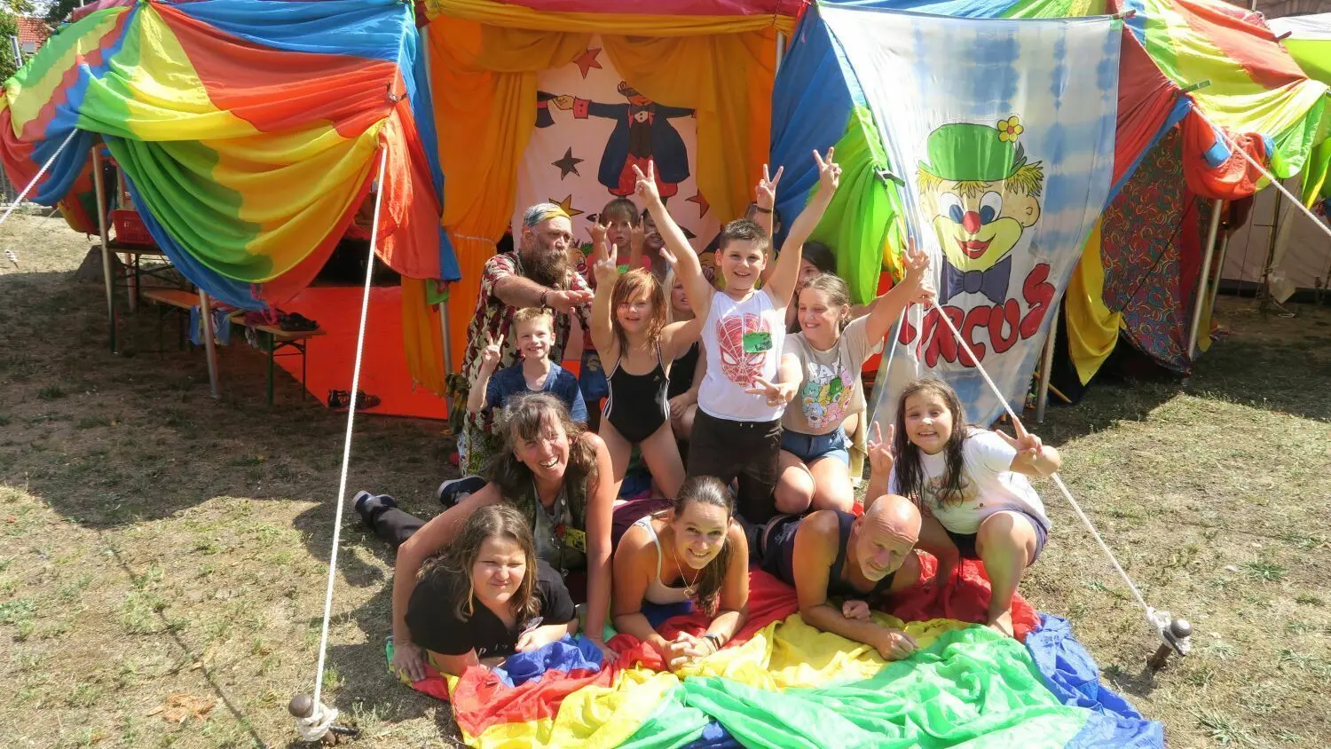 Die Mädchen und Jungen proben für ihren großen Auftritt am 19. August im Zirkus Bombastico vor der Kulturfabrik Fürstenwalde.