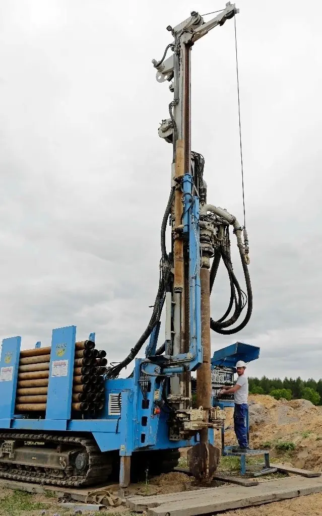 Hundert Meter tief: Michael Mettke von der Firma Brunnenbau Gesche aus Lebus bohrt einen Brunnen für einen Agrarbetrieb.