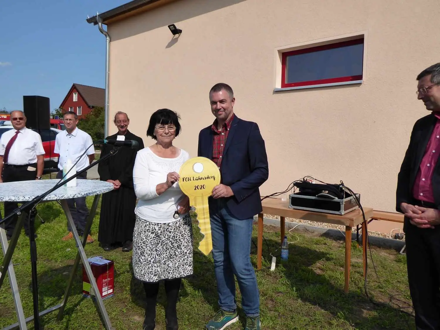 Die Amtsausschussvorsitzende Karin Commichau über gab den symbolischen Schlüssel an Amtsdirektor Thomas Hemmerling.