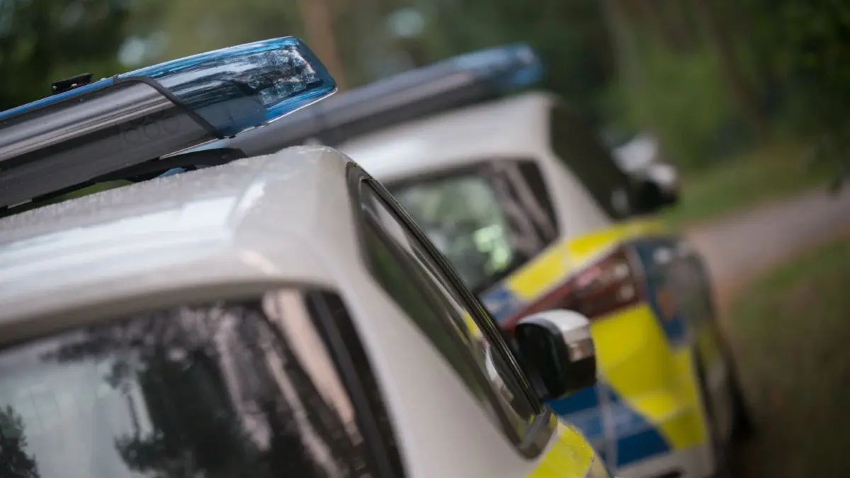 Ein mutmaßlicher Betrüger verschaffte sich Zugang zu einem Wohnhaus. Nun sucht die Polizei mit einem Phantombild nach Zeugen, die den Mann erkennen. (Symbolbild)
