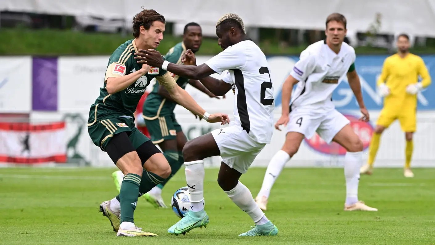 Brenden Aaronson (links) von Union Berlin wird in dieser Szene von Mamadou Kane (Pafos FC) attackiert.