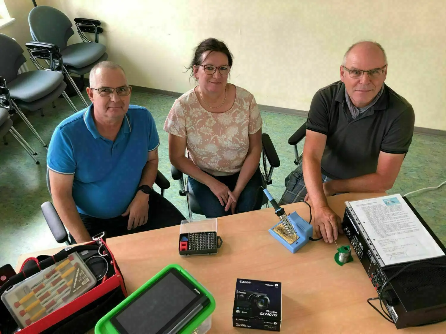 Team „Reparatur-Café“: Markus Brandenburg aus Rüdersdorf, Birgit Becker aus Erkner und Peter Keiler aus Wilhelmshagen betreuen den ersten Termin in der Alten Schule Woltersdorf.