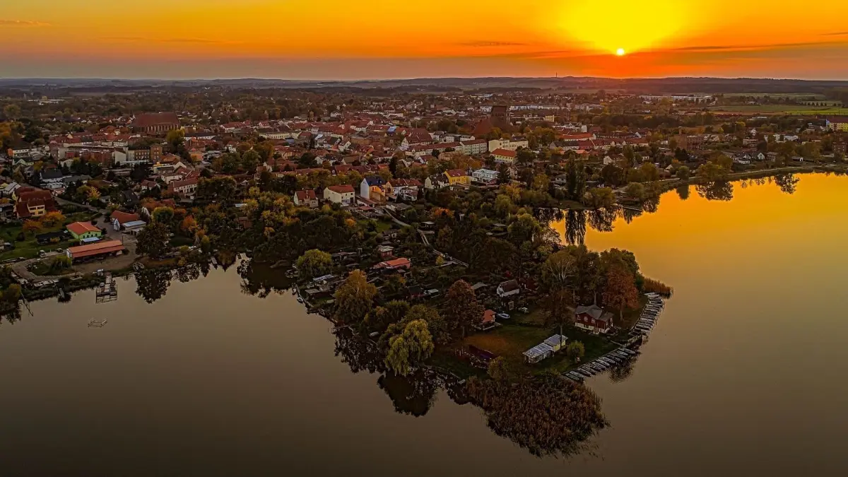 Der Mündesee bei Angermünde ist ein beliebtes Ausflugsziel, doch für Touristen könnte bald eine Kurtaxe fällig werden. Wie hoch soll die Taxe ausfallen?
Zützen, 11.07.2020: Der Deich-Radweg durch den Nationalpark ist bei Radfahrern und Touristen sehr beliebt.